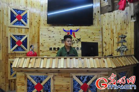 十八洞村電商扶貧出新招 農(nóng)民直播賣(mài)土雞蛋
