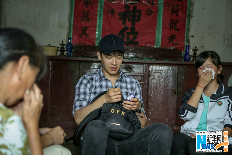 高云翔河南公益行 幫扶貧困學(xué)生送關(guān)愛(ài)
