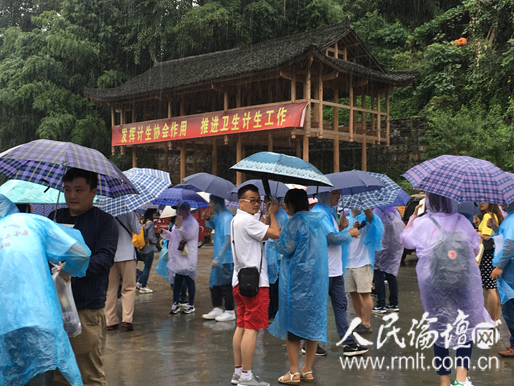 【網(wǎng)絡(luò)媒體走轉(zhuǎn)改】 花垣縣：抓黨建、促扶貧，貧困發(fā)生率下降到17.8%